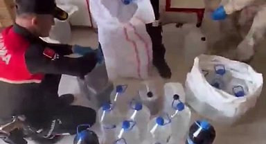 Markette satışa hazır litrelerce kaçak alkol ele geçirildi