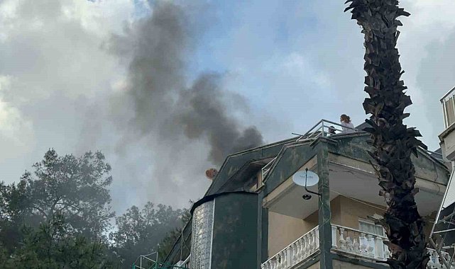 Marmaris'te çatı katı yangını: Mahsur kalan bir kişi kurtarıldı