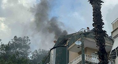 Marmaris'te çatı katı yangını: Mahsur kalan bir kişi kurtarıldı