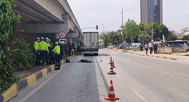 Mendil sattığı ışıkta tırın altında kalan yaşlı kadın öldü, kaza anı güvenlik kamerasında
