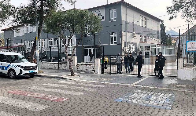 Menteşe'de okul önlerinde güvenlik duvarı