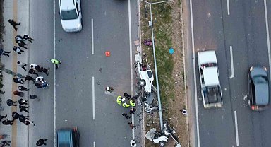 Mersin'de feci kaza: Otomobil ikiye bölündü, 4 kişi yaralandı