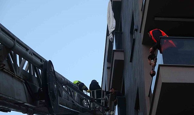 Mersin'de ilginç olay: Perde ile 6'ncı kattan sarktı, 3'üncü kat balkona düştü