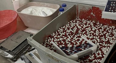 Mersin'de sentetik ecza imalathanesine operasyon: Binlerce hap ele geçirildi, 2 tutuklama