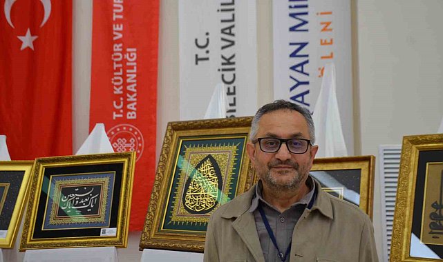 Mesai saatleri haricinde naht sanatını icra ederek, cami ve türbelere hat tabloları yapıyor