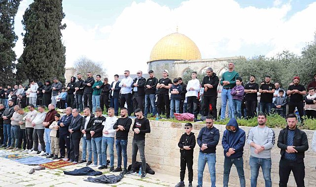 Mescid-i Aksa'da 6 hafta sonra ilk cuma namazı 100 bin kişiyle kılındı