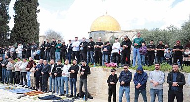 Mescid-i Aksa'da 6 hafta sonra ilk cuma namazı 100 bin kişiyle kılındı