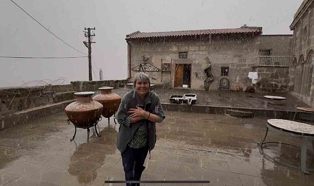 Meyve ağaçlarının çiçek açtığı Güzelyurt'ta kar yağışı