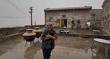 Meyve ağaçlarının çiçek açtığı Güzelyurt'ta kar yağışı