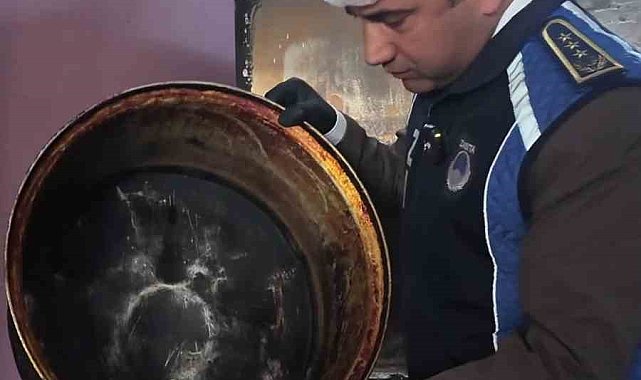 Mide bulandıran tencerenin bulunduğu yemekhane mutfağında üzerinde sinekler uçuşan çürümüş patatesler zabıta ekiplerini hayrete düşürdü