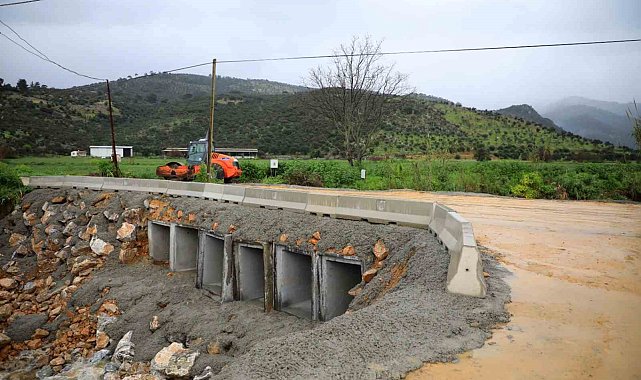 Milas'ta çöken köprü 26 saatte ulaşıma açıldı