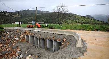 Milas'ta çöken köprü 26 saatte ulaşıma açıldı