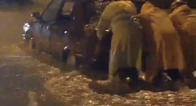 Minibüste mahsur kalan 4 kişiyi itfaiye kurtardı