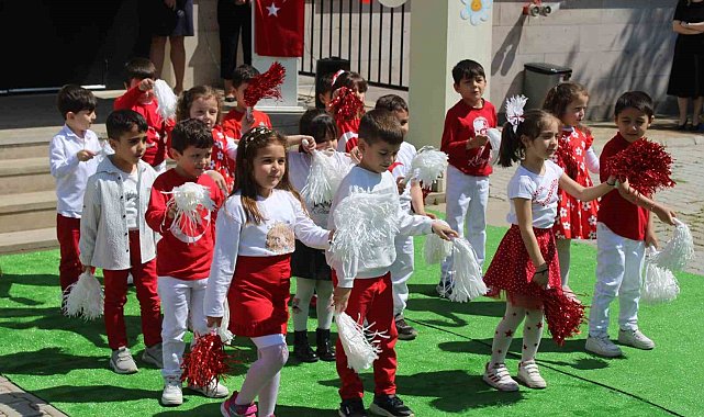 Minik öğrenciler polis abileri unutmadı