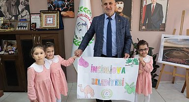 Minik öğrencilerden Başkan Kaya'ya hediye