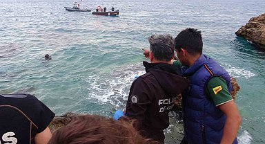 Montuyla ayakkabısını çıkarıp kot ve atletle denize giren genç boğuldu