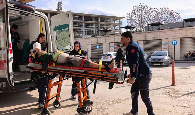 Motosiklet ile bisiklet çarpıştı, 3 kişi yaralandı