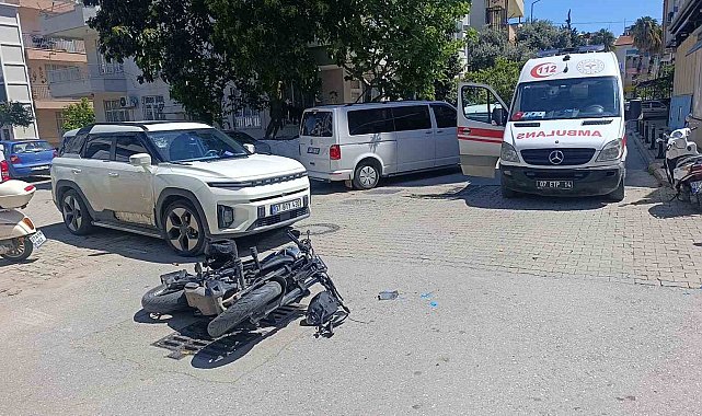 Motosiklet otomobile çarptı , o anlar güvenlik kamerasına yansıdı:1 yaralı