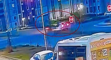 Motosiklet sürücüsünün otomobile çarpmasının etkisiyle fırladığı anlar kamerada