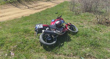 Motosiklet trafik tabelasına çarptı: 1 yaralı