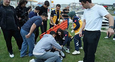 Motosiklete çarpan hafif ticari araç takla attı: Yaralı sürücünün yardımına vatandaşlar koştu