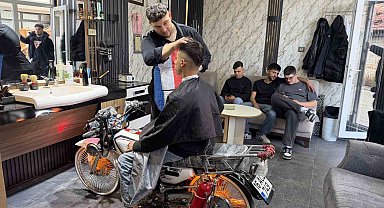 Motosikleti berber koltuğuna dönüştürdü, gençler sıraya girdi
