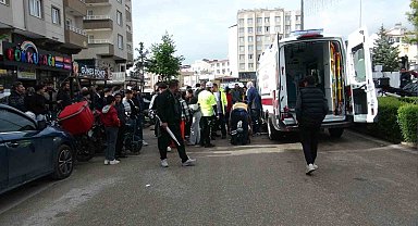 Motosikletin yayalara çarptığı kaza kamerada: Baba ve bebeği yaralandı