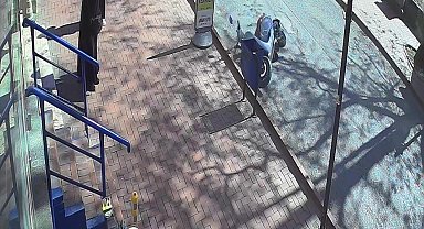 Motosikletli yayadan kaçarken kaza yaptı