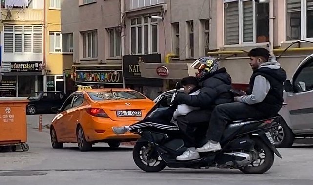 Motosiklette üç kişilik tehlikeli yolculuk