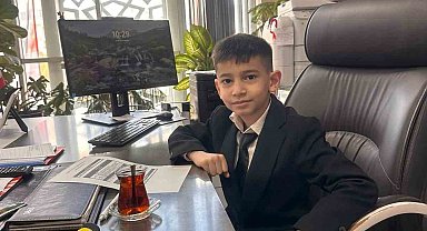 Müdür koltuğuna oturan küçük çocuk ilk talimatıyla arkadaşlarını sevindirdi