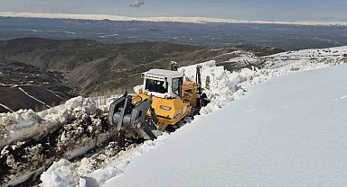 Muş'ta nisan ortasında karla mücadele sürüyor