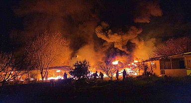 Muz deposu alevlere teslim oldu: 3 saatte kontrol altına alındı