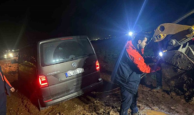 Navigasyon yardımıyla yolculuk yapan minibüsteki 10 kişi çamurlu yolda mahsur kaldı