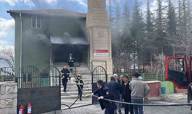 Niğde'de camide yangın, ekiplerin müdahalesi sürüyor