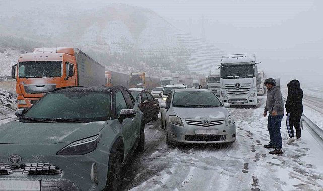 Nisan ayında kış geri geldi: Erzincan-Sivas kara yolu kar nedeniyle ulaşıma kapandı