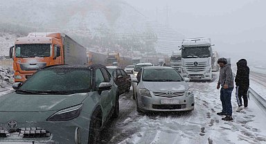 Nisan ayında kış geri geldi: Erzincan-Sivas kara yolu kar nedeniyle ulaşıma kapandı