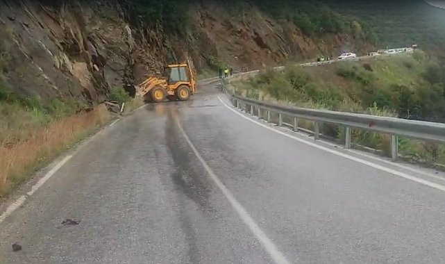Ödemiş-Turgutlu yolunda toprak kayması: Ulaşım kontrollü sağlanıyor