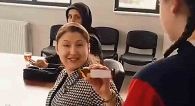 Öğrencilerden anlamlı mesaj: "Öğretmene silah değil, çikolata uzatılır"