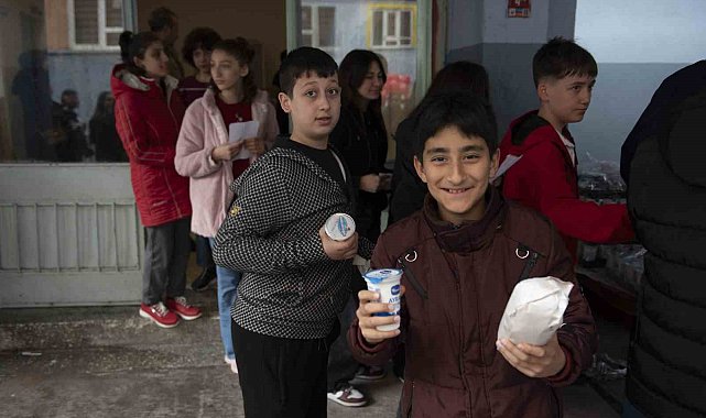 Öğrencilere 23 Nisan'da döner ikramı