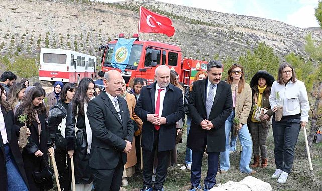 Öğretmen adayları fidanları toprakla buluşturdu