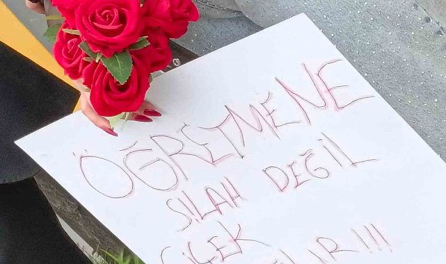 Öğretmen ve öğrenciler çiçeklerle karşılandı