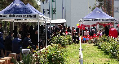 Okul saldırısında hayatını kaybeden çocukların mezarı Türk bayrakları ve balonlarla süslendi