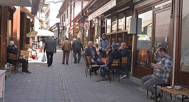 Ölen müşterilerinin hatıralarını kıraathanenin duvarında yaşatıyor