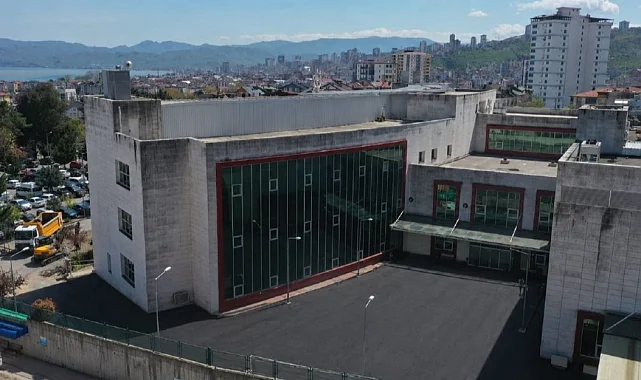 Ordu'da Fatsa Devlet Hastanesi önü sıcak asfaltla yenileniyor