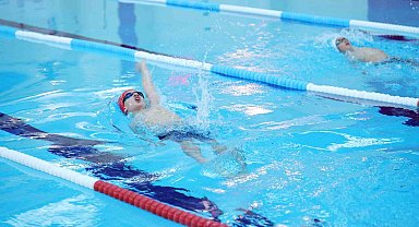 Osmangazi Yüzme Şenliği'nde kazananlar kupalarını aldı