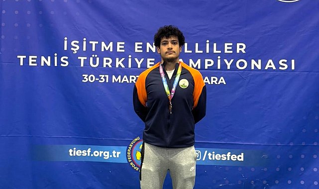 Osmangazi'nin şampiyon raketlerinden büyük başarı