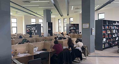 Osmaniye'de öğrenciler kitap kafede hem ders çalışıyor hem sosyalleşiyor