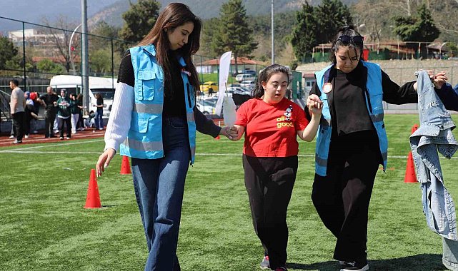 Otizm Farkındalık Günü'nde özel öğrenciler futbol sahasında buluştu