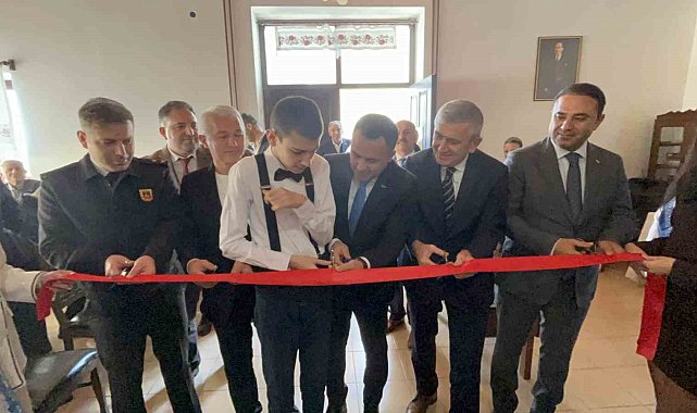 Otizmli iki gencin ilk kişisel resim sergisi: "Renklerle Konuşuyoruz"