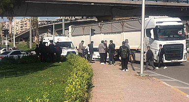 Otomobil kaldırımdaki öğrencilere çarptı: 2 yaralı